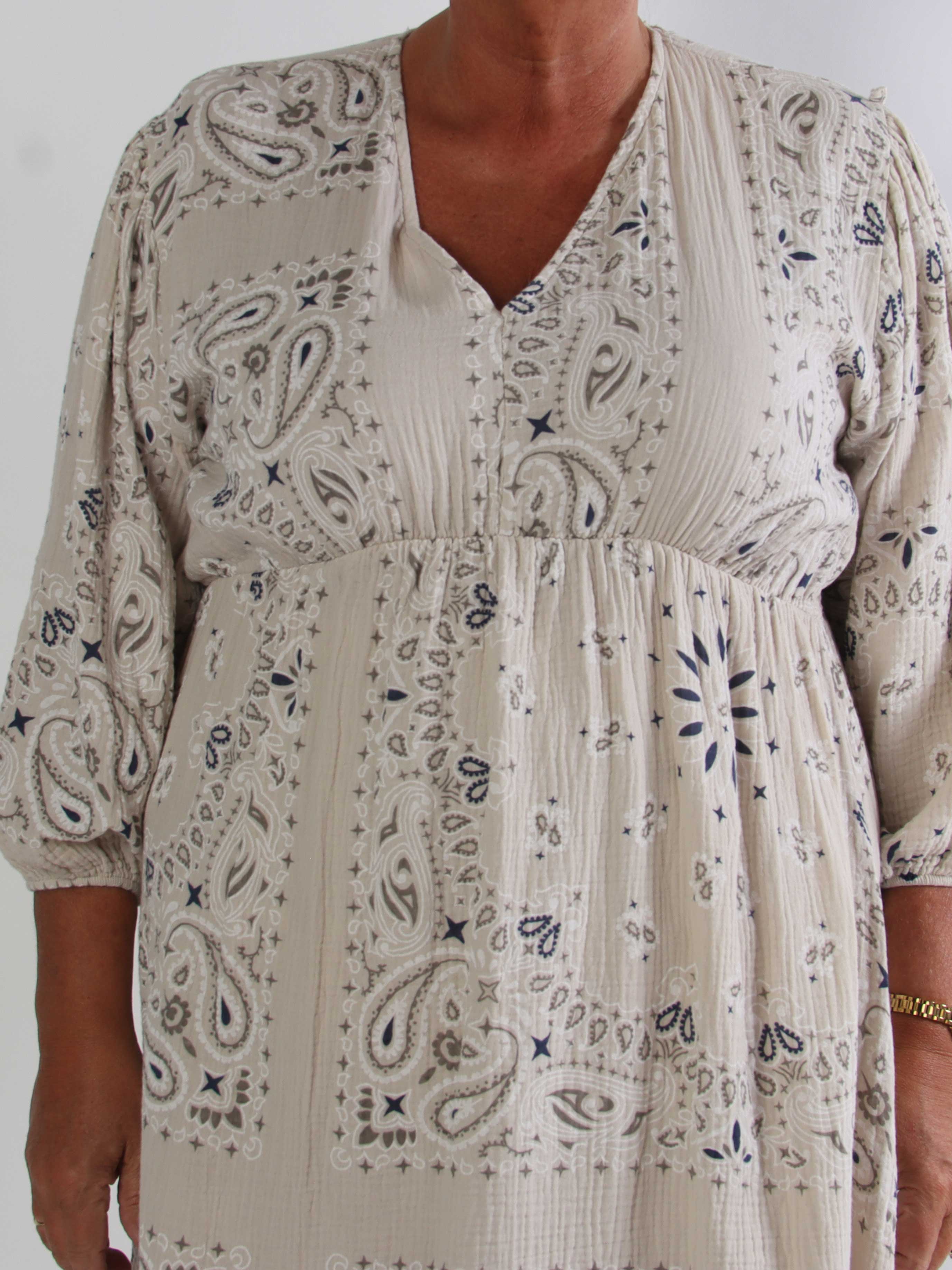 Jasmin Paisley - Plus size kjole i blød bomulds musselinstof med paisley mønster